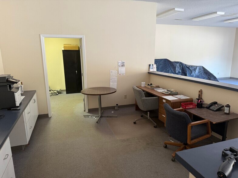 More Photos Of 1220 East Blvd, Chesterfield Showroom For Lease