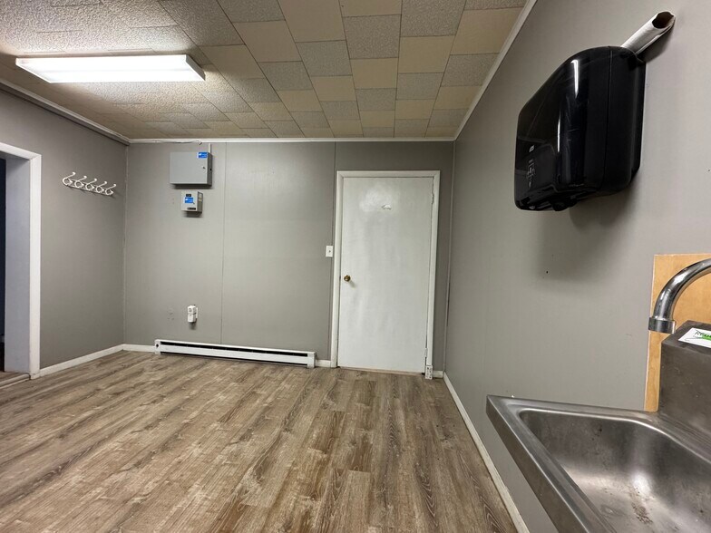 More Photos Of 815 Meridian St, Sault Sainte Marie Distribution For Sale