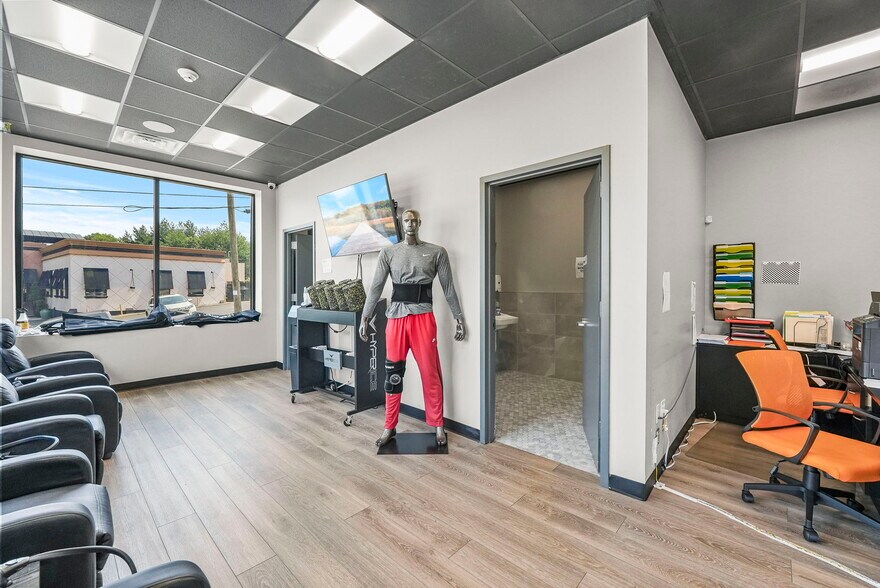 More Photos Of 530-540 Bergen Blvd, Ridgefield Office For Sale