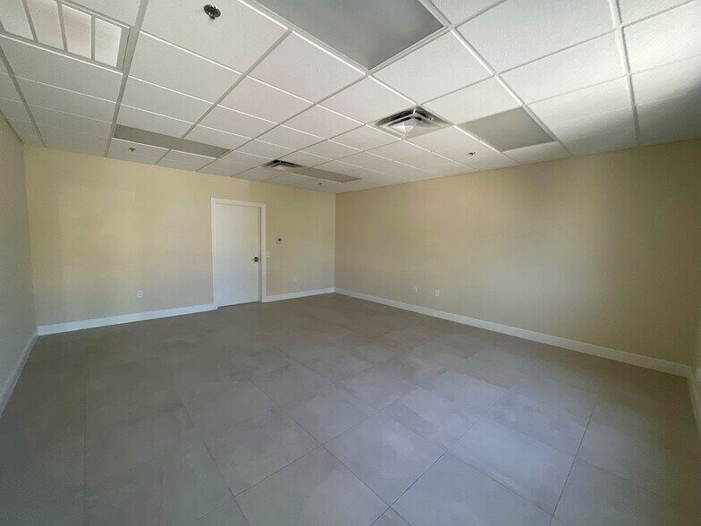 More Photos Of 12801 Commerce Lakes Dr, Fort Myers Light Distribution For Sale