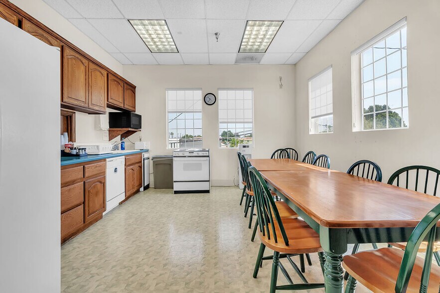 More Photos Of 16600 Woodruff Ave, Bellflower Medical For Sale
