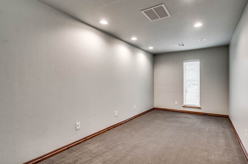 More Photos Of 6909 N Robinson Ave, Oklahoma City Office For Lease