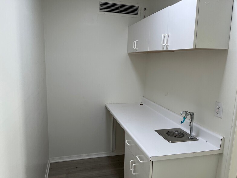 More Photos Of 2435 E Coast Hwy, Corona Del Mar Storefront Retail Office For Lease