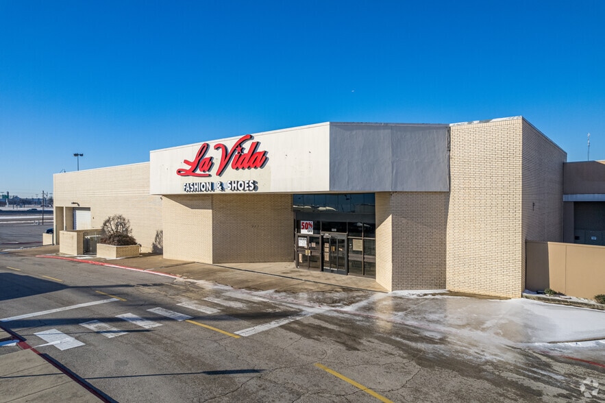 More Photos Of 3602 W Airport Fwy, Irving Department Store For Sale