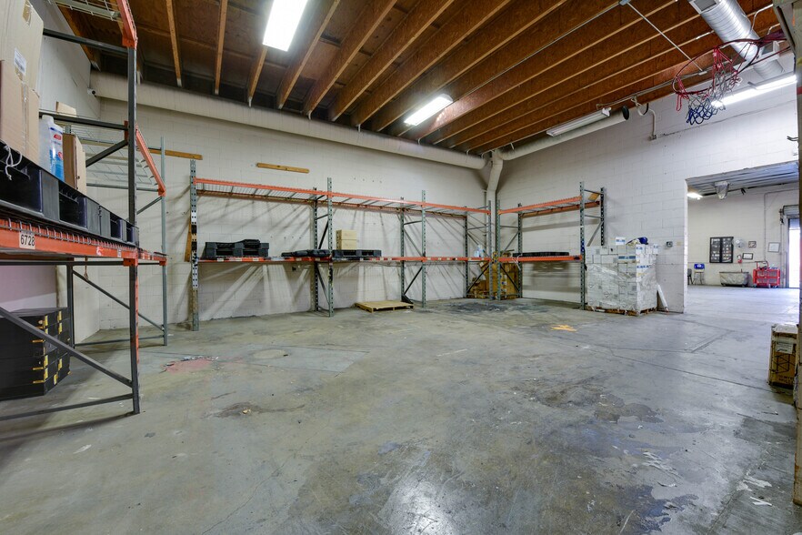 More Photos Of 14332 Oxnard St, Van Nuys Warehouse For Lease