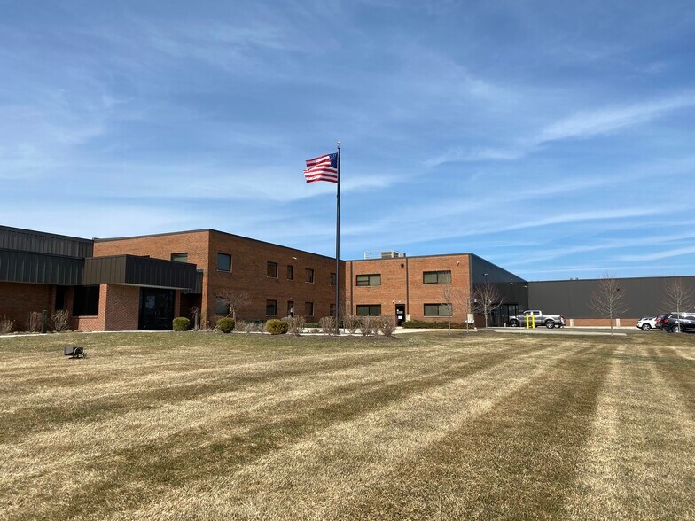 More Photos Of 3001 N Darrell Rd, Island Lake Manufacturing For Lease