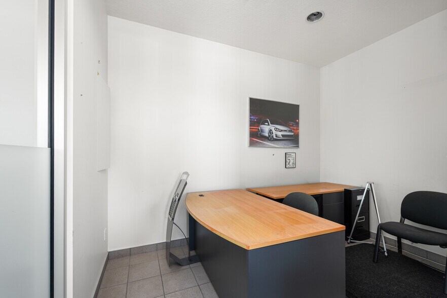 More Photos Of 4921 Wellington Rd, Nanaimo General Retail For Lease