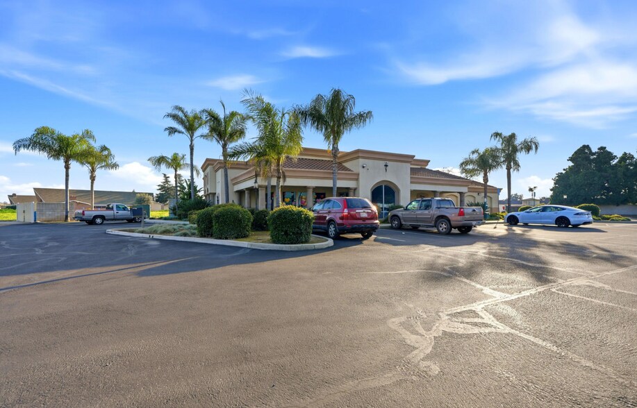More Photos Of 861 N Blackstone St, Tulare Veterinarian Kennel For Sale