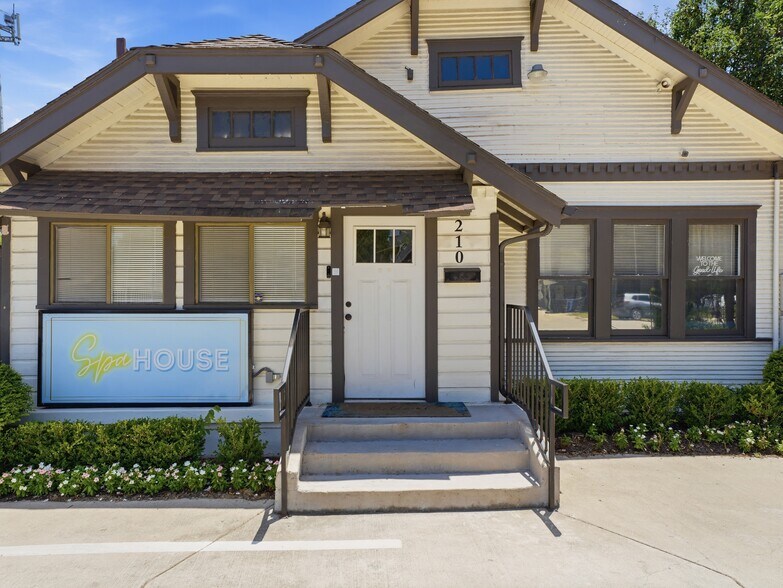 More Photos Of 210 W Pembroke Ave, Dallas Storefront Retail Office For Lease