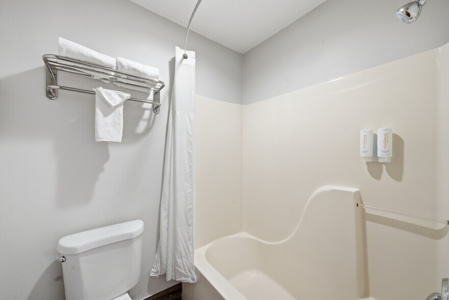 More Photos Of 626 W 1400 N, Beaver Hotel For Sale