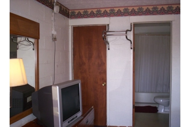 More Photos Of 608 S Gateway Ave, Rockwood Hotel For Sale