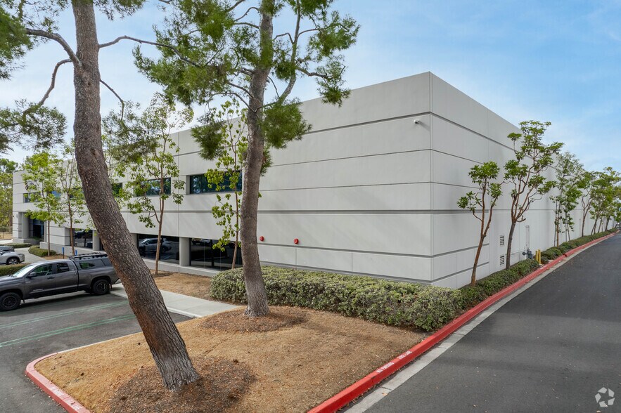 More Photos Of 72 Fairbanks, Irvine Manufacturing For Lease