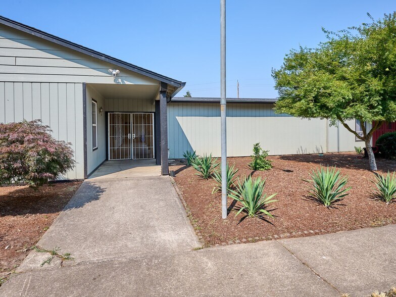 More Photos Of 1480 NE Laurel Ave, Woodburn Office For Sale