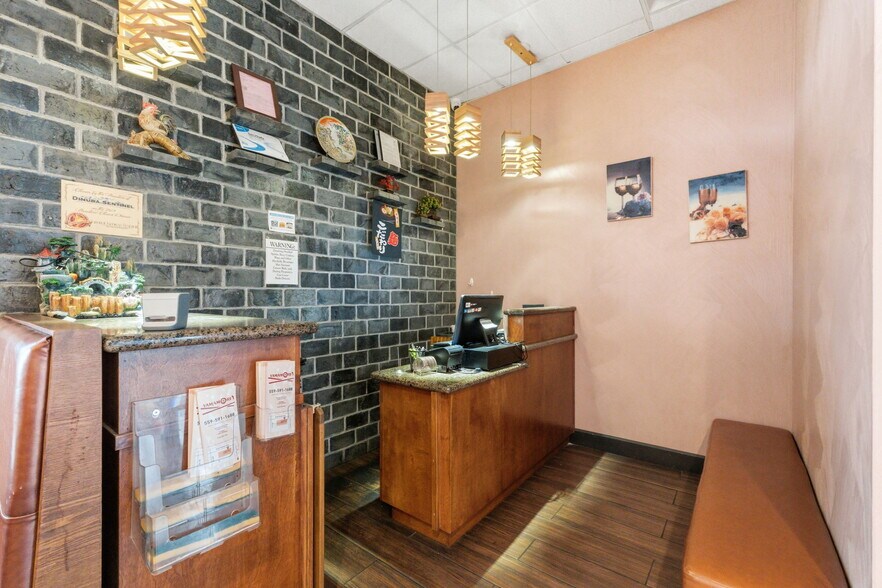More Photos Of 1377 W El Monte Way, Dinuba Restaurant For Lease