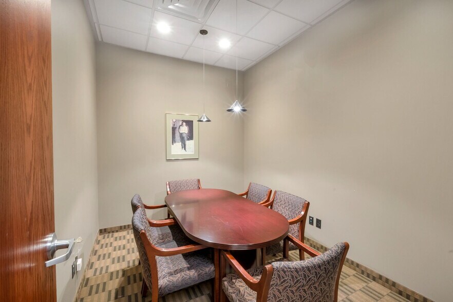 More Photos Of 7430 S Creek Rd, Sandy Office For Lease