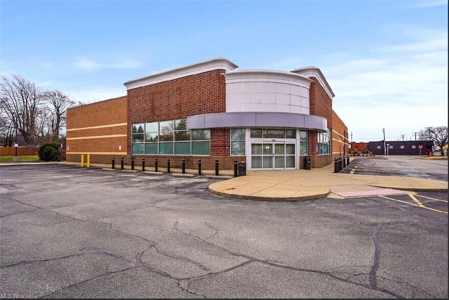 More Photos Of 475 E 185th St, Euclid Drugstore For Sale