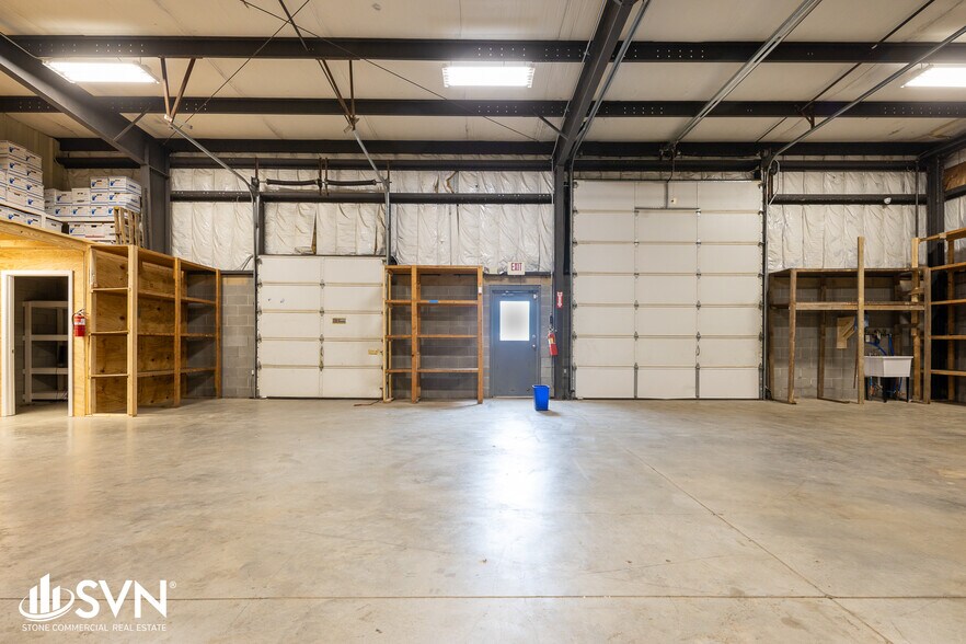 More Photos Of 780 Enterprise Dr, Lexington Warehouse For Lease