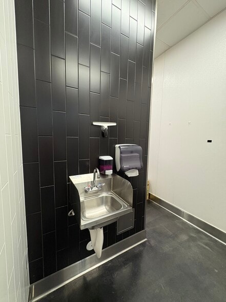 More Photos Of 5713 N Figueroa St, Los Angeles Storefront For Lease