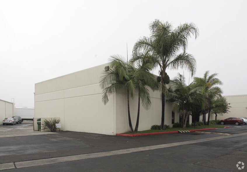 More Photos Of 3310 W MacArthur Blvd, Santa Ana Warehouse For Lease