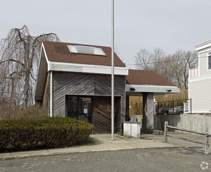 More Photos Of 16 Spring St, Sag Harbor Bank For Lease