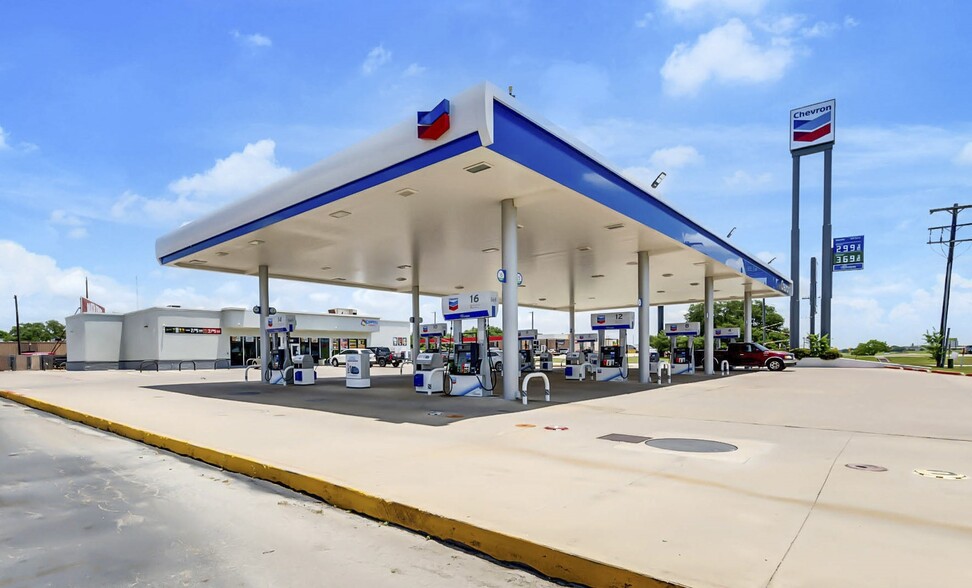 Primary Photo Of 708 N US Hwy 77, Schulenburg Service Station For Sale