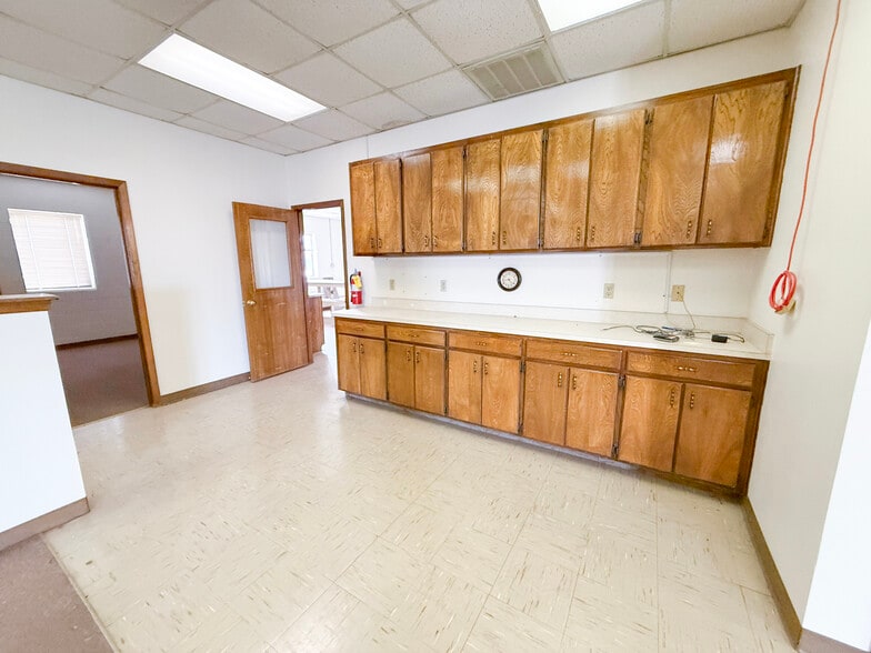 More Photos Of 1901 Carter St, Pampa Office For Sale