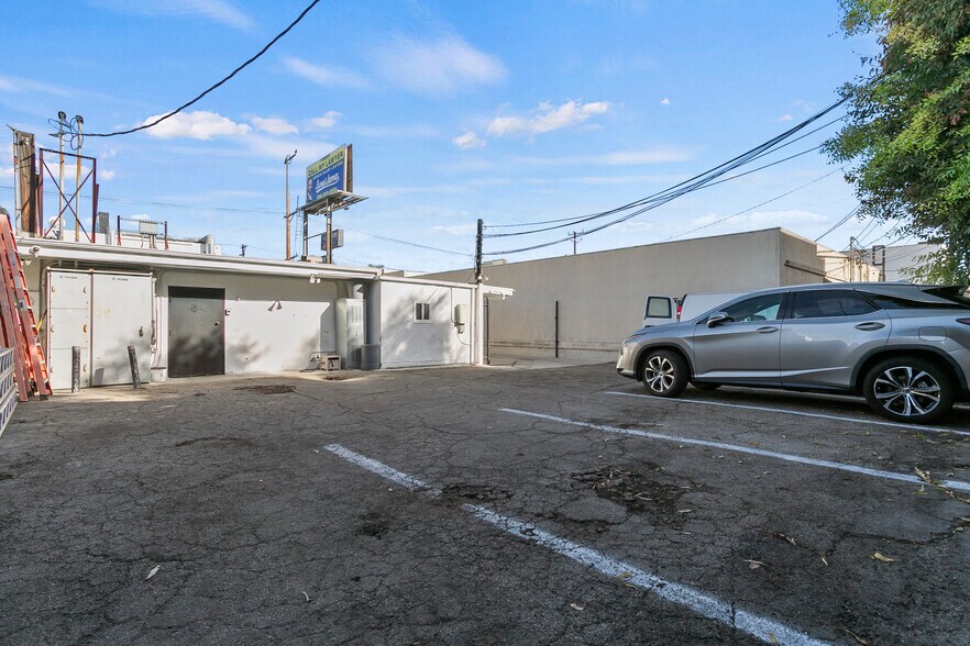 More Photos Of 22520-22522 Ventura Blvd, Woodland Hills Storefront Retail Office For Lease