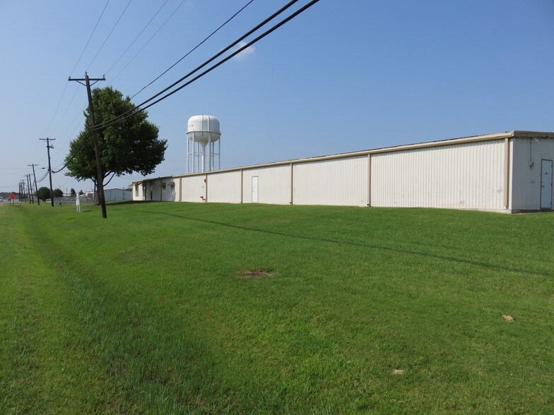 More Photos Of 2525 N Center St, Bonham Manufacturing For Lease