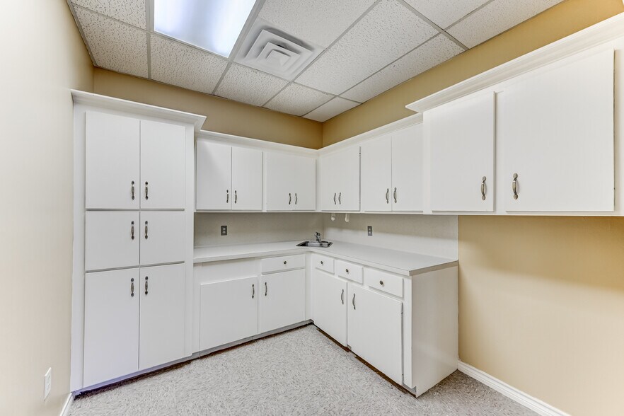 More Photos Of 14741 Pebble Bend Dr, Houston Loft Creative Space For Lease