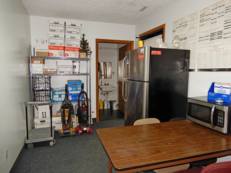 More Photos Of 25400-25430 Goddard Rd, Taylor Medical For Sale