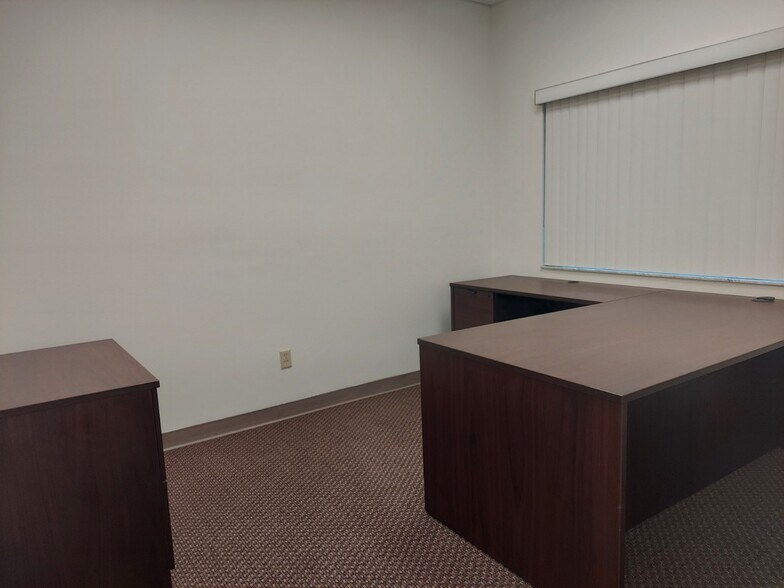 More Photos Of 330 Mears Blvd, Oldsmar Warehouse For Sale
