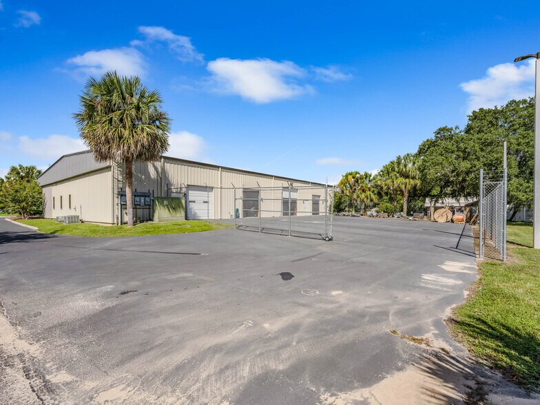 More Photos Of 300 Richey Rd, Leesburg Warehouse For Lease