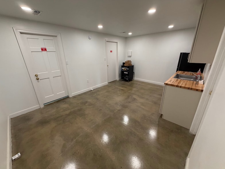 More Photos Of 2042 Fisher St, Huntsville Warehouse For Lease
