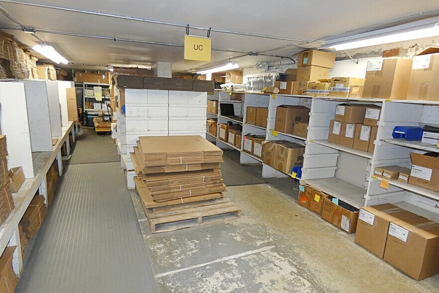 More Photos Of 10 W Main St, Lancaster Flex For Lease
