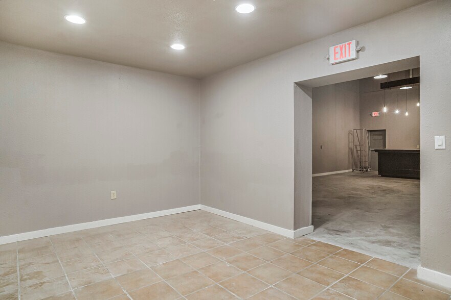 More Photos Of 16102-16104 University Oak, San Antonio Light Distribution For Lease