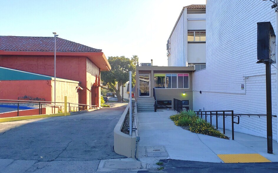 More Photos Of 1666 S Pacific Coast Hwy, Redondo Beach Office For Lease