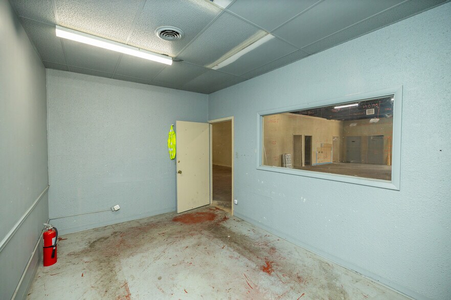 More Photos Of 1016-1020 N 10th St, Kansas City Light Distribution For Sale