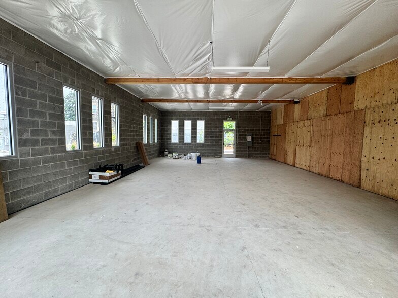 More Photos Of 1939 E Burnside St, Portland Office For Lease