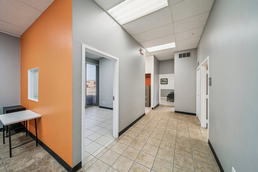 More Photos Of 8118 E 44th St, Tulsa Warehouse For Lease