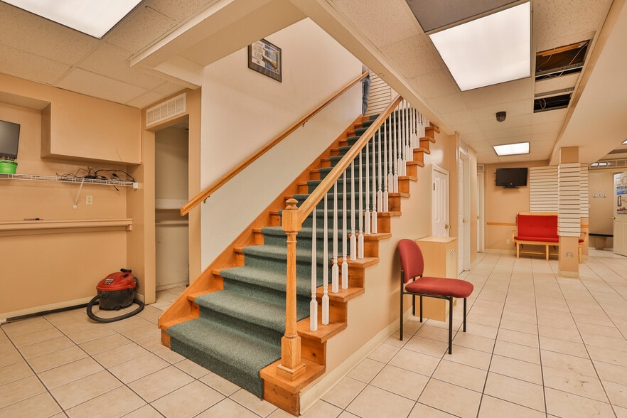 More Photos Of 107 N Bluff Rd, Collinsville Storefront For Sale