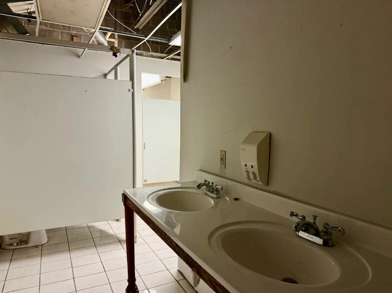More Photos Of 1819 W Willow St, Lansing Religious Facility For Sale
