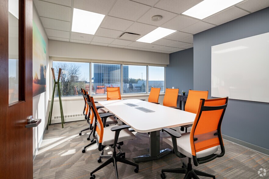 More Photos Of 801-803 W Big Beaver Rd, Troy Office For Lease