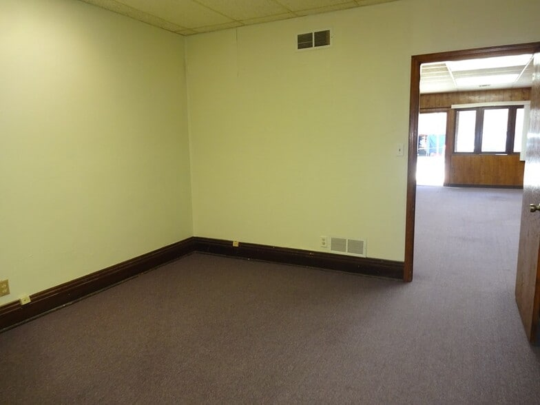 More Photos Of 201 N Penn Ave, Independence Office For Sale