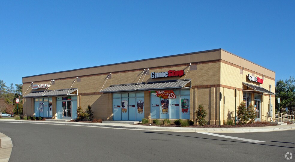 More Photos Of 8131 Brook Rd, Richmond Freestanding For Lease