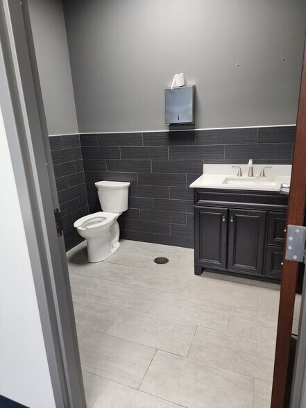 More Photos Of 514 N Harrison St, Shelbyville Freestanding For Lease