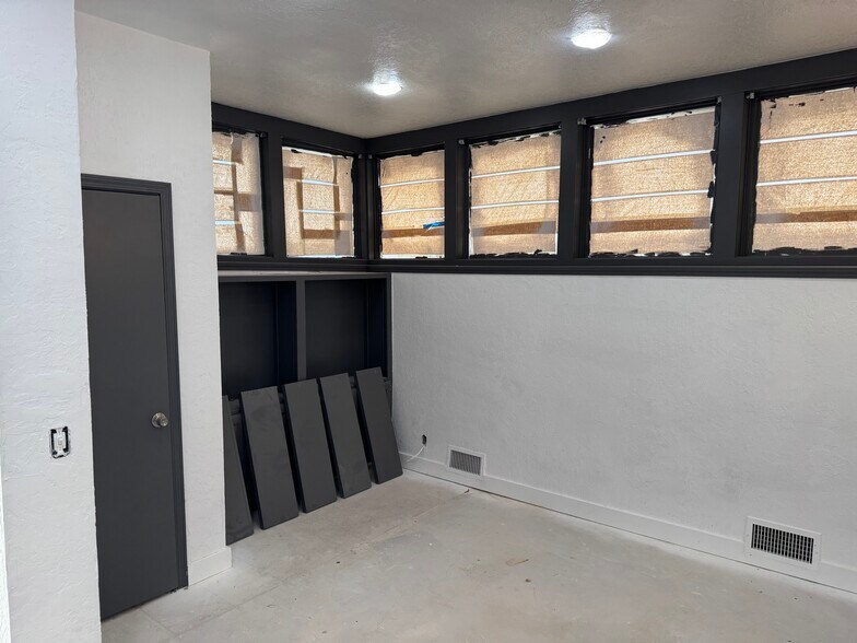 More Photos Of 1002 W Gore Blvd, Lawton Office For Sale