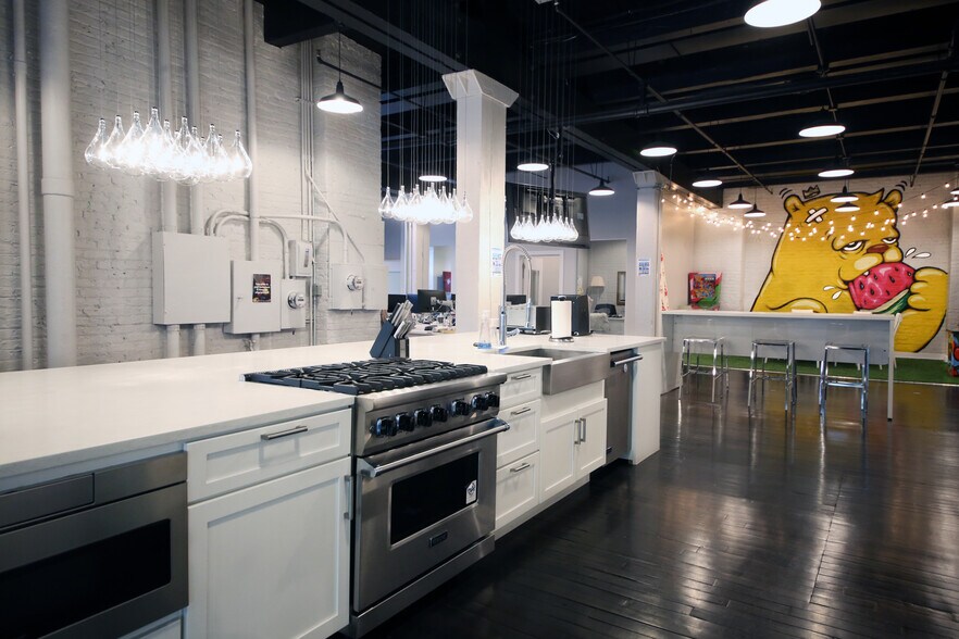 More Photos Of 224-230 W Huron St, Chicago Loft Creative Space For Lease