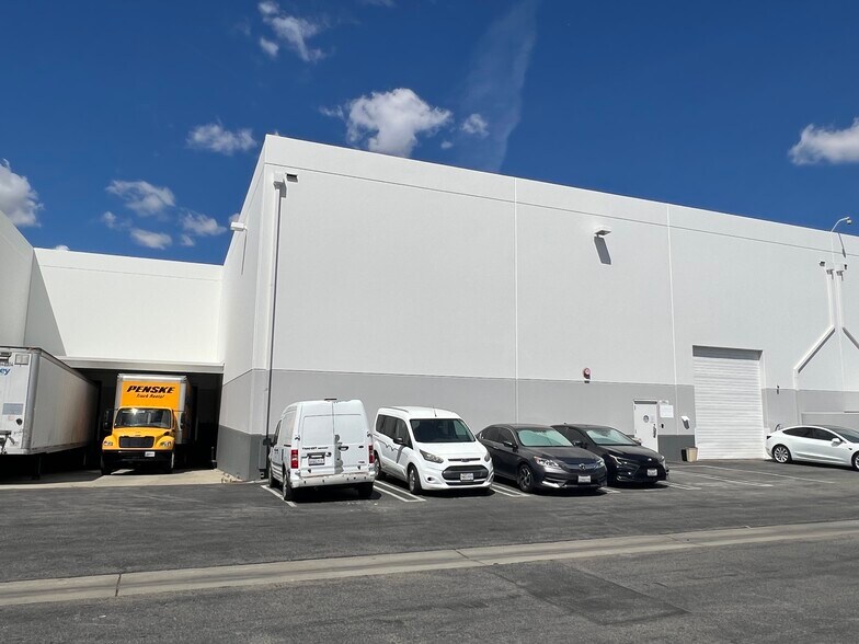 More Photos Of 7663 N San Fernando Rd, Burbank Warehouse For Lease