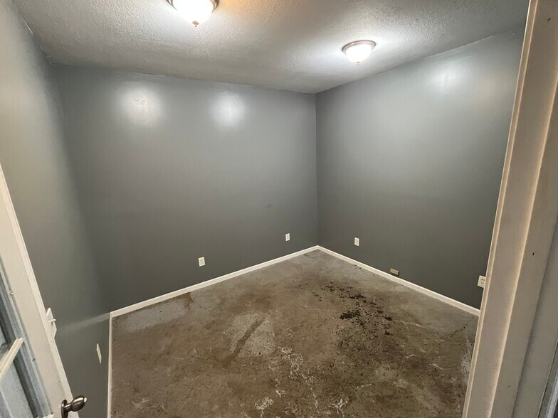 More Photos Of 206 S Catalpa St, Garnett Warehouse For Sale