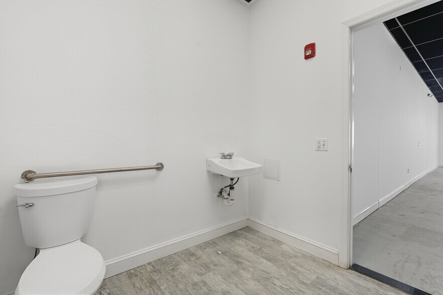 More Photos Of 2437 Merrick Rd, Bellmore Storefront For Lease